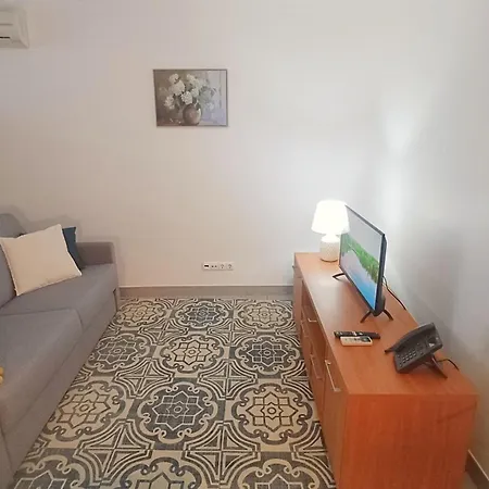 Acolhedor Com Ac No Centro De Angra *
