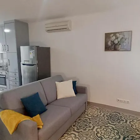 Acolhedor Com Ac No Centro De Angra *